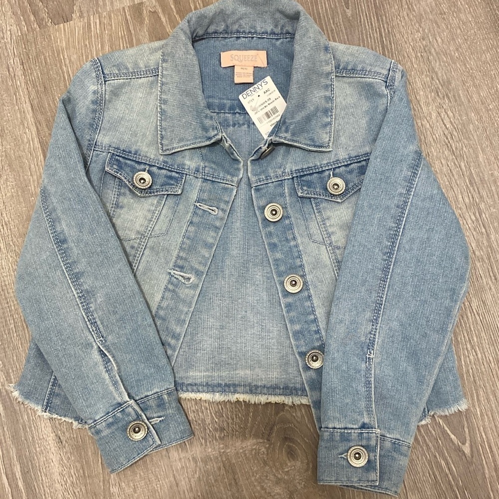 Size Medium (8) brand Squeeze NWT very cute